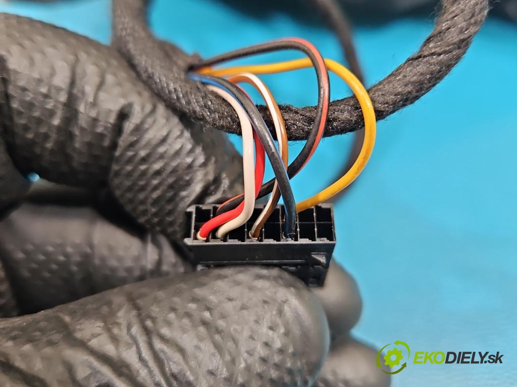 Skoda Octavia III 2013- 1.4 TSI 150 HP manual 110 kW 1395 cm3 5- zrkadlo ľavé  (Kľučka dverí ostatné)