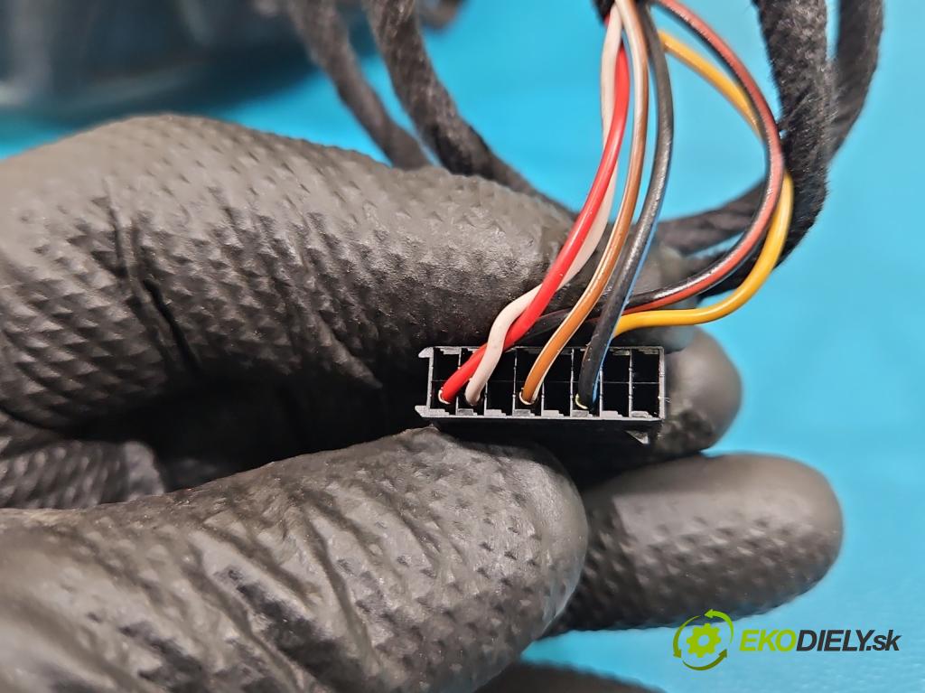 Skoda Octavia III 2013- 1.4 TSI 150 HP manual 110 kW 1395 cm3 5- zrkadlo pravé  (Kľučka dverí ostatné)