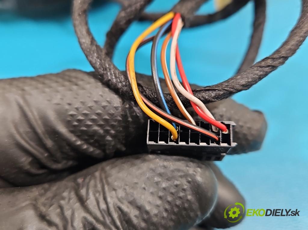 Skoda Octavia III 2013- 1.4 TSI 150 HP manual 110 kW 1395 cm3 5- zrkadlo pravé  (Kľučka dverí ostatné)