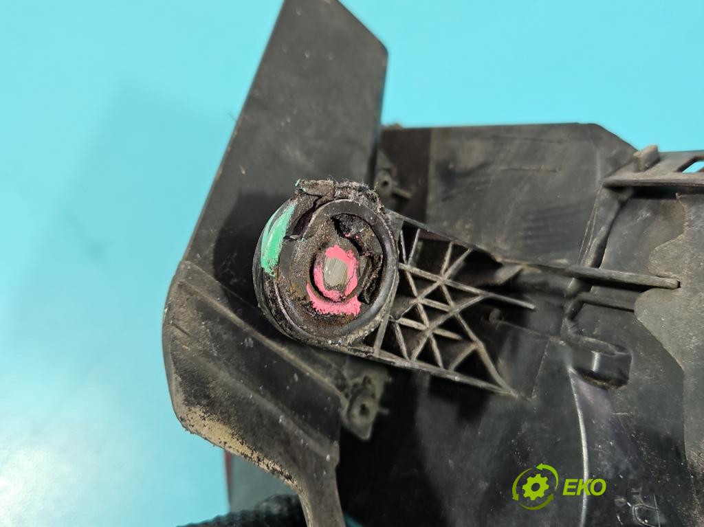 Seat Leon III 2012-2020 2.0 tdi 150 HP manual 110 kW 1968 cm3 5- svetlo / reflektor zadné pravé 5F9945208A (Kľučka dverí ostatné)