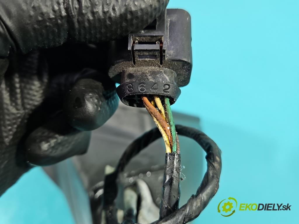 Seat Leon III 2012-2020 2.0 tdi 150 HP manual 110 kW 1968 cm3 5- zrkadlo ľavé  (Kľučka dverí ostatné)