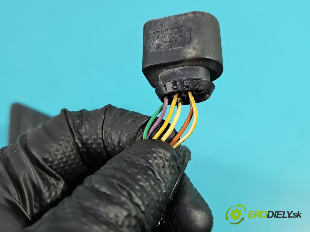 Seat Leon III 2012-2020 2.0 tdi 150 HP manual 110 kW 1968 cm3 5- zrkadlo pravé  (Kľučka dverí ostatné)