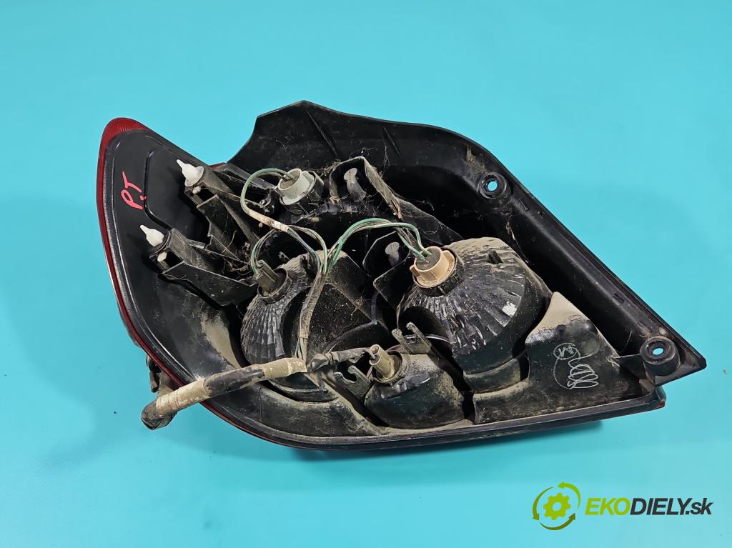 Mitsubishi Outlander I 2003-2006 2.0 16V 136 HP manual 100 kW 1997 cm3 5- svetlo / reflektor zadné pravé  (Kľučka dverí ostatné)