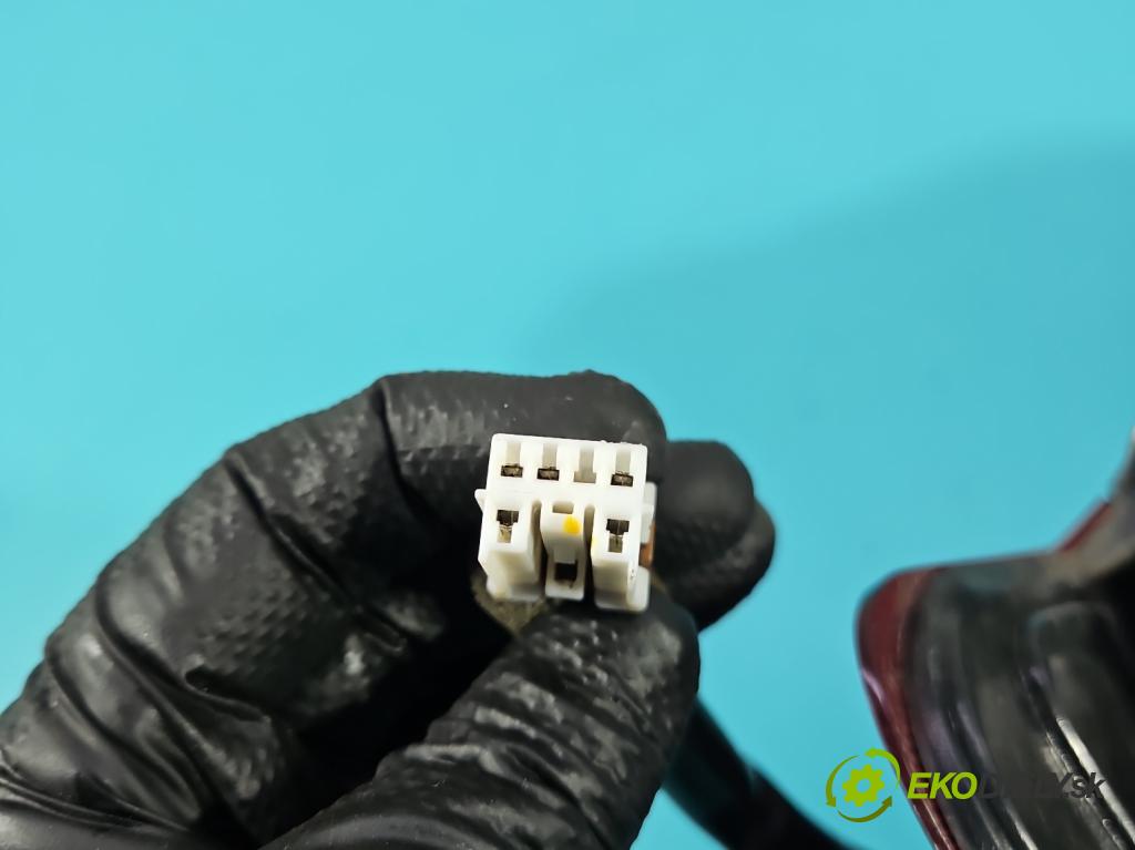 Mitsubishi Outlander I 2003-2006 2.0 16V 136 HP manual 100 kW 1997 cm3 5- svetlo / reflektor zadné pravé  (Kľučka dverí ostatné)