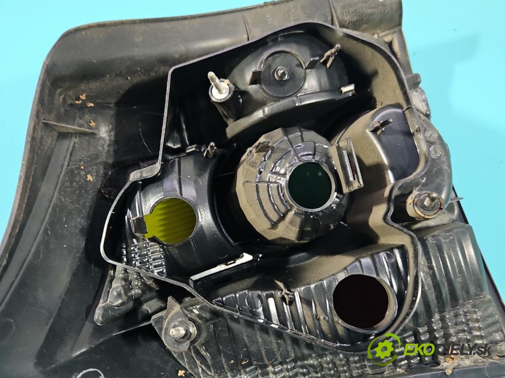 Toyota Corolla E12 2001-2009 1.4 vvti 97KM manual 71 kW 1398 cm3 3- svetlo / reflektor zadné pravé  (Kľučka dverí ostatné)