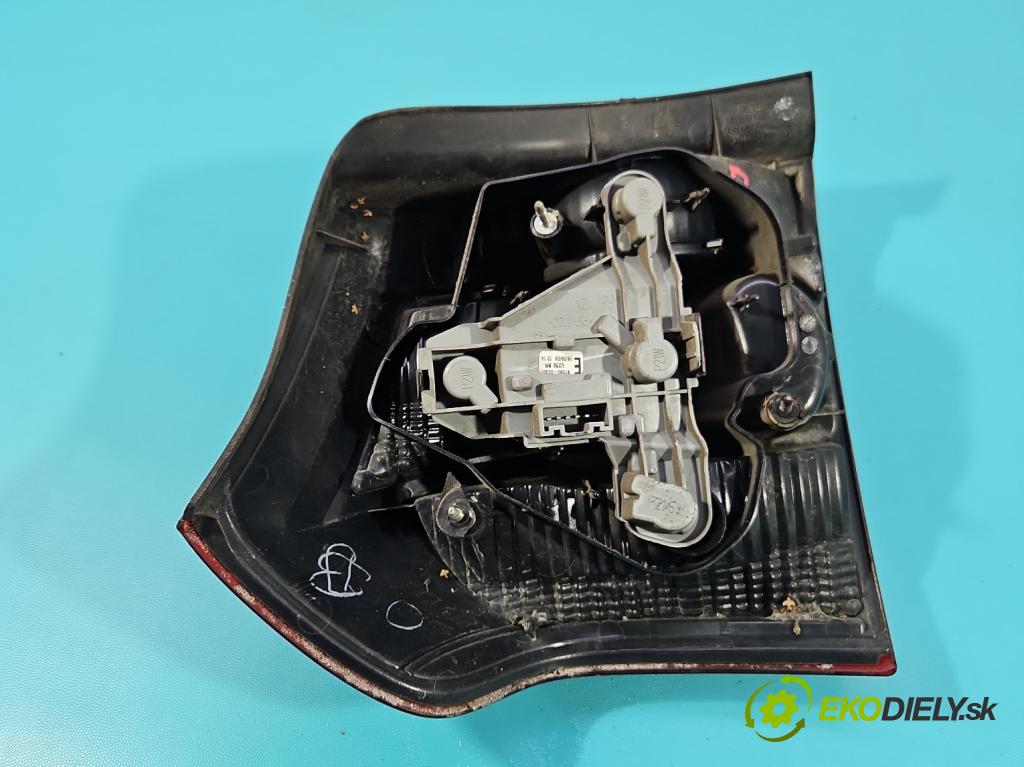 Toyota Corolla E12 2001-2009 1.4 vvti 97KM manual 71 kW 1398 cm3 3- svetlo / reflektor zadné pravé  (Kľučka dverí ostatné)