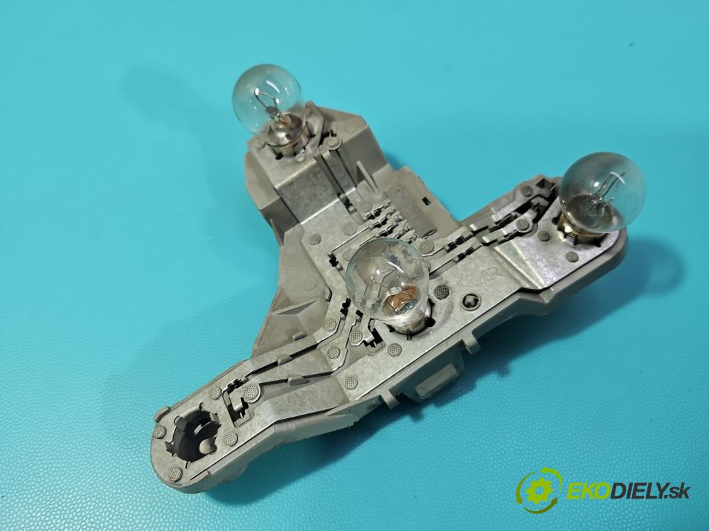 Toyota Corolla E12 2001-2009 1.4 vvti 97KM manual 71 kW 1398 cm3 3- svetlo / reflektor zadné pravé  (Kľučka dverí ostatné)