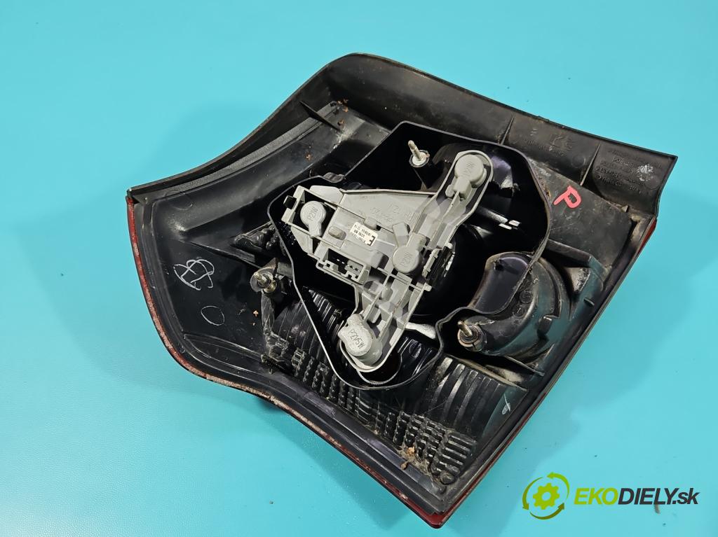 Toyota Corolla E12 2001-2009 1.4 vvti 97KM manual 71 kW 1398 cm3 3- svetlo / reflektor zadné pravé  (Kľučka dverí ostatné)