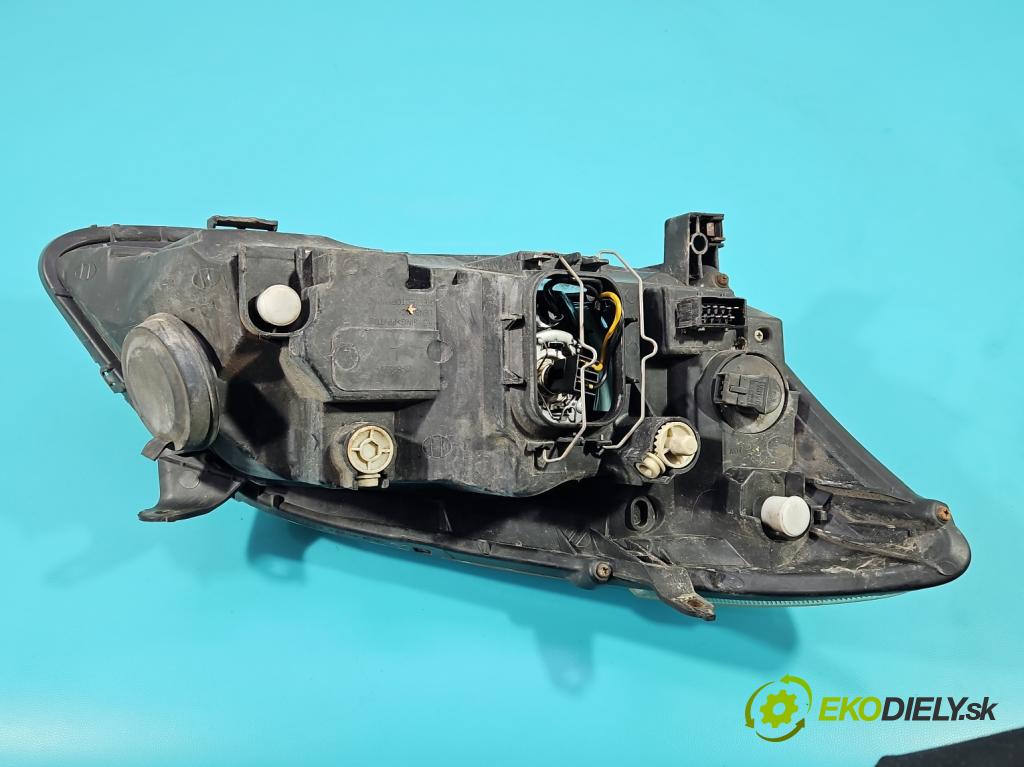Toyota Corolla E12 2001-2009 1.4 vvti 97KM manual 71 kW 1398 cm3 3- Reflektor: ľavý  (Kľučka dverí ostatné)