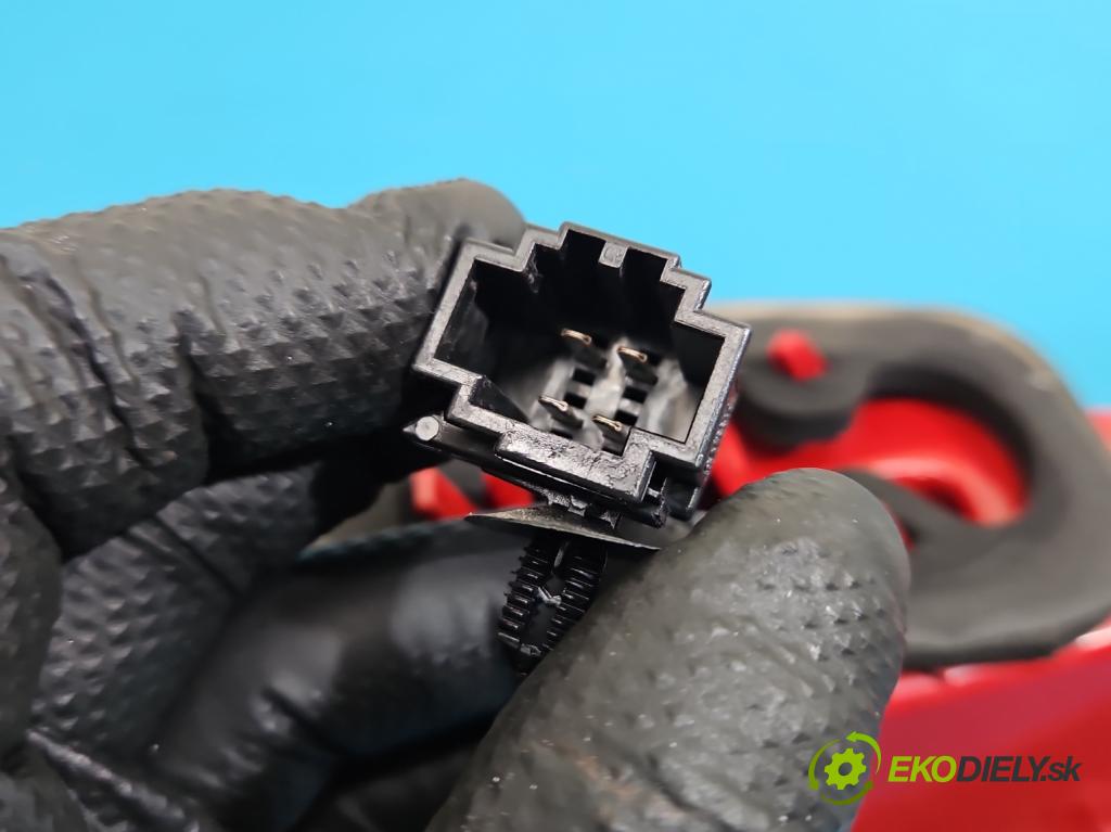 Audi Q5 2008-2016 3.0 tdi 239KM automatic 176 kW 2967 cm3 5- svetlo / reflektor zadné pravé 8R0945094A (Kľučka dverí ostatné)