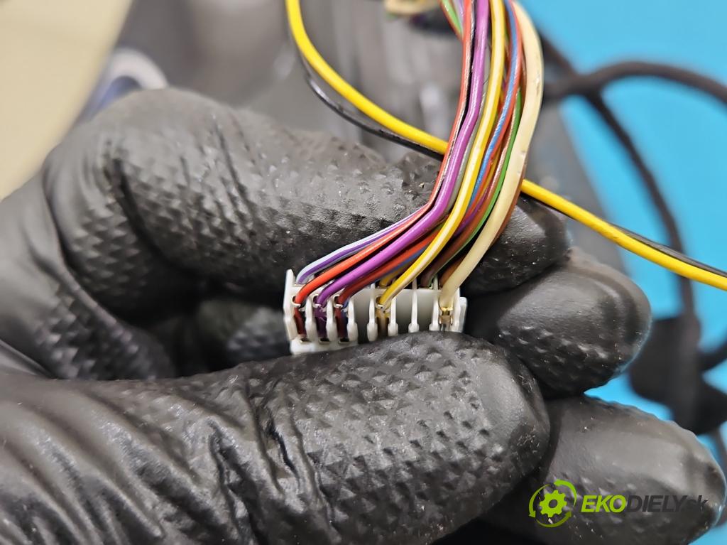 Porsche Cayenne I 2002-2010 4.5 V8 340KM: automatic 250 kW 4511 cm3 5- zrkadlo ľavé  (Kľučka dverí ostatné)