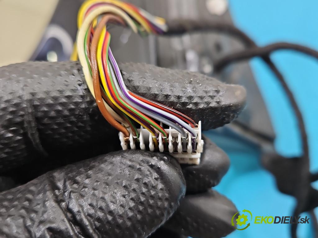 Porsche Cayenne I 2002-2010 4.5 V8 340KM: automatic 250 kW 4511 cm3 5- zrkadlo ľavé  (Kľučka dverí ostatné)