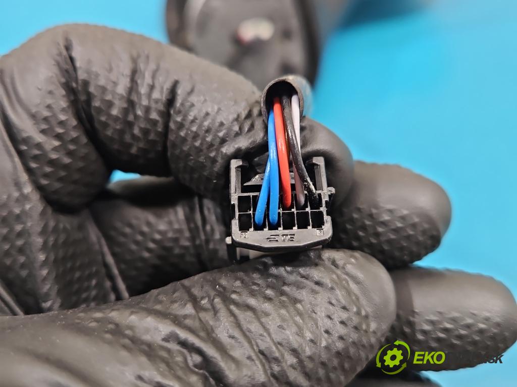 Renault Clio IV 2012-2020 1.2 16V 73 HP manual 54 kW 1149 cm3 5- zrkadlo ľavé  (Kľučka dverí ostatné)