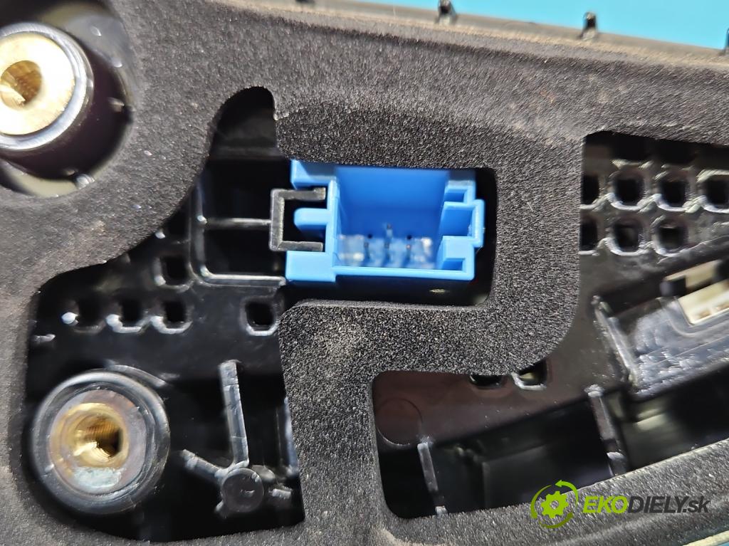 Skoda Octavia IV 2019- 2.0 tdi 116 HP manual 85 kW 1968 cm3 5- svetlo / reflektor zadné pravé 5E7945308A (Kľučka dverí ostatné)