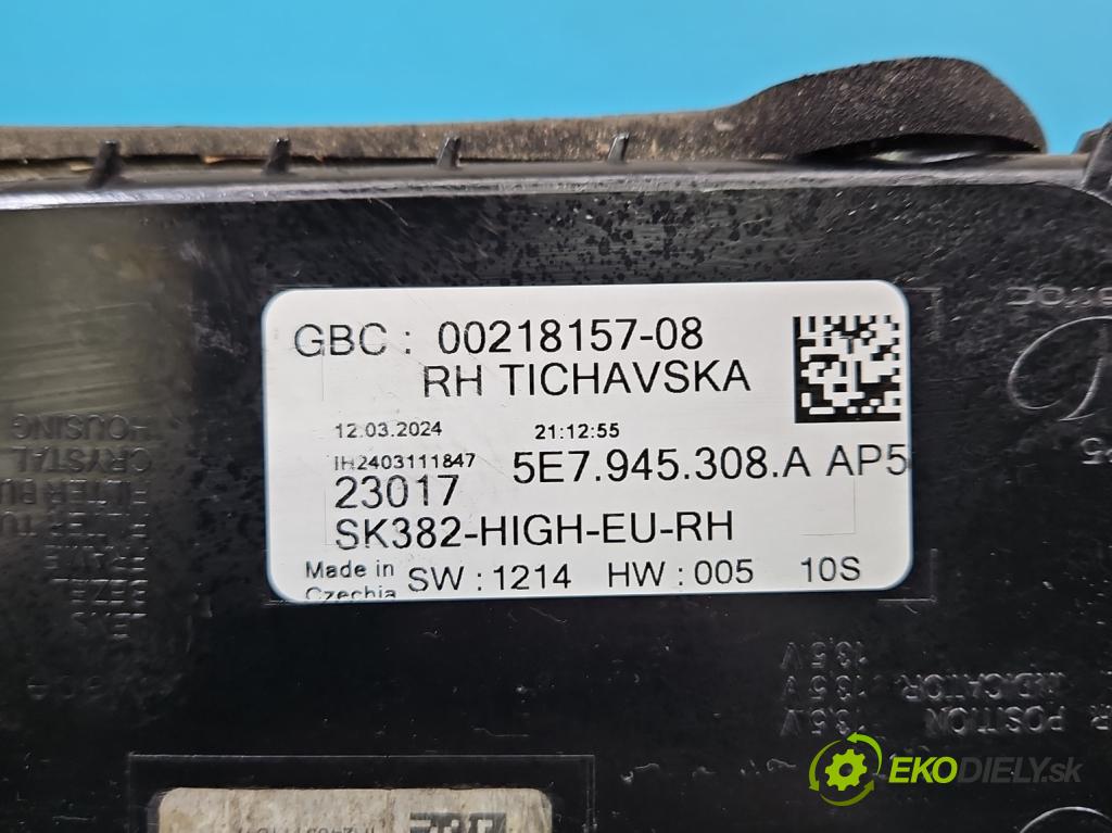 Skoda Octavia IV 2019- 2.0 tdi 116 HP manual 85 kW 1968 cm3 5- svetlo / reflektor zadné pravé 5E7945308A (Kľučka dverí ostatné)