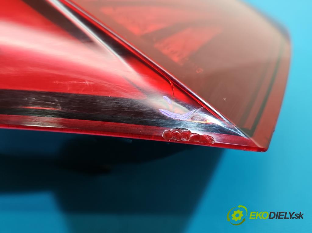 Skoda Octavia IV 2019- 2.0 tdi 116 HP manual 85 kW 1968 cm3 5- svetlo / reflektor zadné pravé 5E3945208A (Kľučka dverí ostatné)