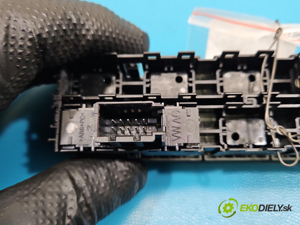 Skoda Octavia III 2013- 1.4 TSI 150 HP manual 110 kW 1395 cm3 5- prepínač ostatné 5E1927132M