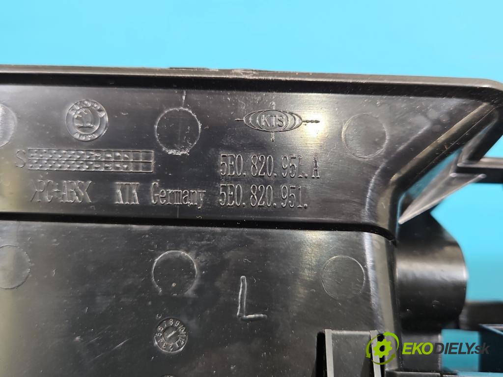 Skoda Octavia III 2013- 1.4 TSI 150 HP manual 110 kW 1395 cm3 5- Mřížka: kúrenia stredová 5E0820951A (Mriežka kúrenia (fukár))