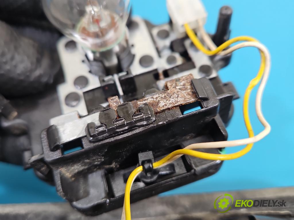 Seat Leon III 2012-2020 2.0 tdi 150 HP manual 110 kW 1968 cm3 5- svetlo / reflektor zadné pravé  (Kľučka dverí ostatné)