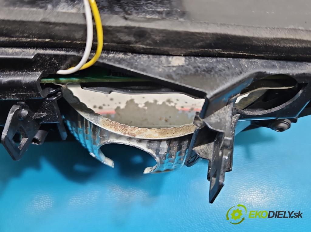 Seat Leon III 2012-2020 2.0 tdi 150 HP manual 110 kW 1968 cm3 5- svetlo / reflektor zadné pravé  (Kľučka dverí ostatné)