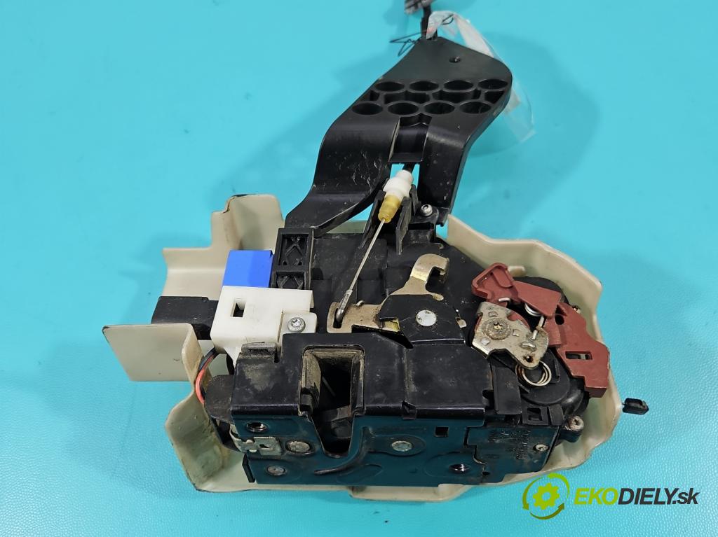 Porsche Cayenne I 2002-2010 4.5 V8 340KM automatic 250 kW 4511 cm3 5- zámek přední pravý 7L0837090