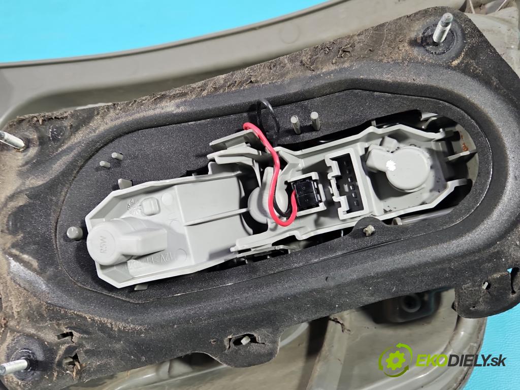 Toyota Verso 2009-2018 1.8 16V 147 HP automatic 108 kW 1798 cm3 5- svetlo / reflektor zadné pravé  (Kľučka dverí ostatné)