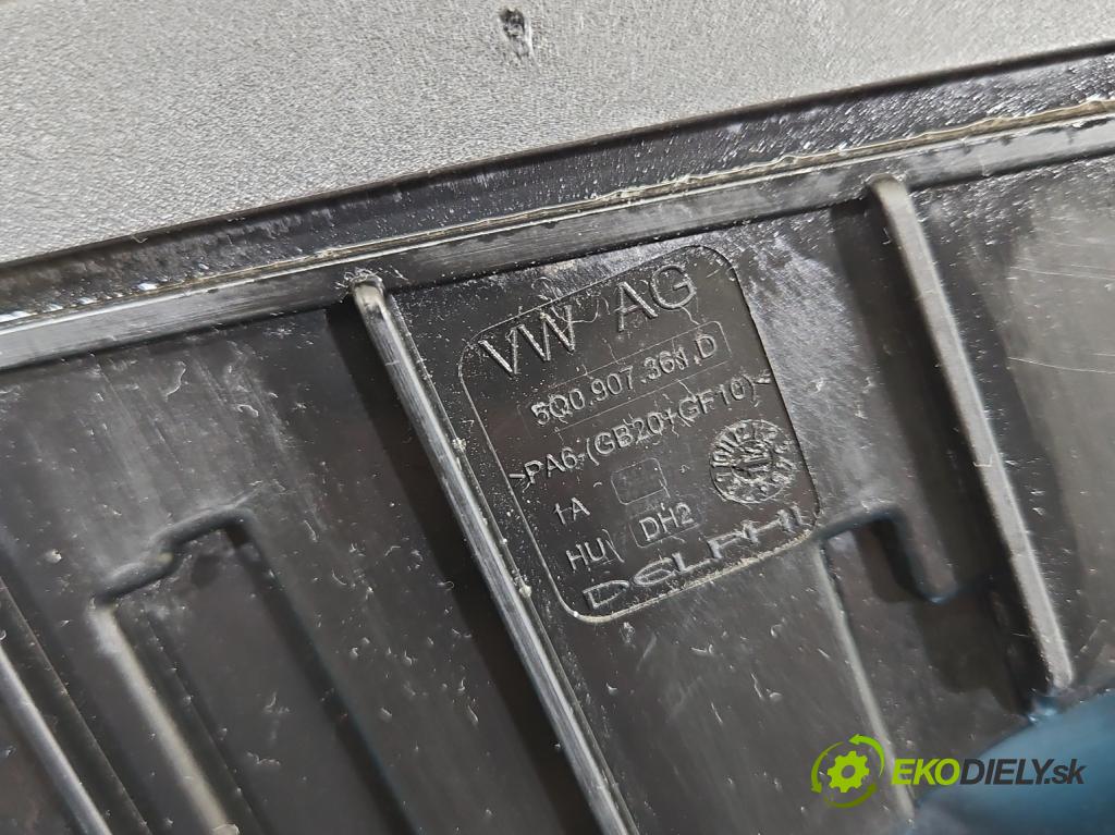 Skoda Octavia III 2013- 1.4 TSI 150 HP manual 110 kW 1395 cm3 5- skrinka poistka 5Q0937132B (Poistková skrinka)