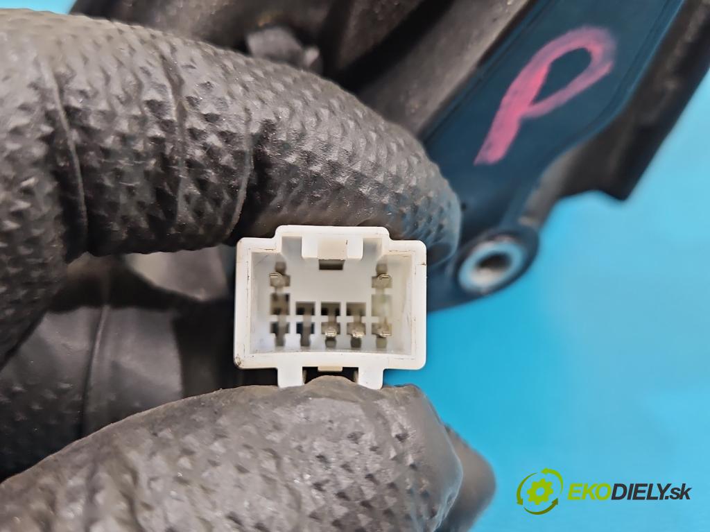 Mitsubishi Outlander I 2003-2006 2.0 16V 136 HP manual 100 kW 1997 cm3 5- zrkadlo pravé  (Kľučka dverí ostatné)