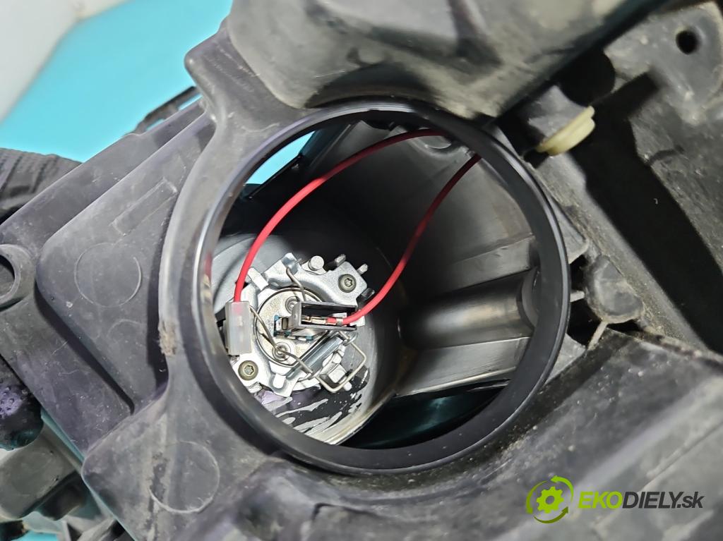 Peugeot 207 1.4 16V 88 HP manual 65 kW 1360 cm3 3- Reflektor: ľavý  (Kľučka dverí ostatné)