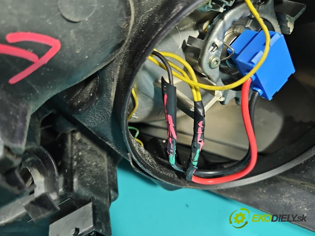 Peugeot 207 1.4 16V 88 HP manual 65 kW 1360 cm3 3- Reflektor: ľavý  (Kľučka dverí ostatné)