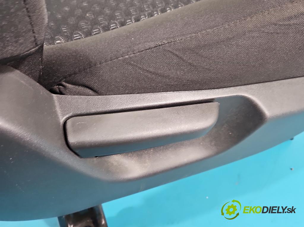Toyota Verso 2009-2018 1.8 16V 147 HP automatic 108 kW 1798 cm3 5- Sedačka pravý  (Sedadlo)