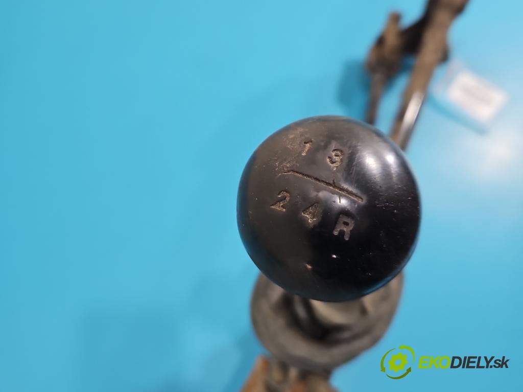 Fiat Cinquecento 0.7 plyn: 30KM manual 22 kW 704 cm3 3- Páka: Změny: stupeň,rýchlosť  (Rýchlostná páka (kulisa))