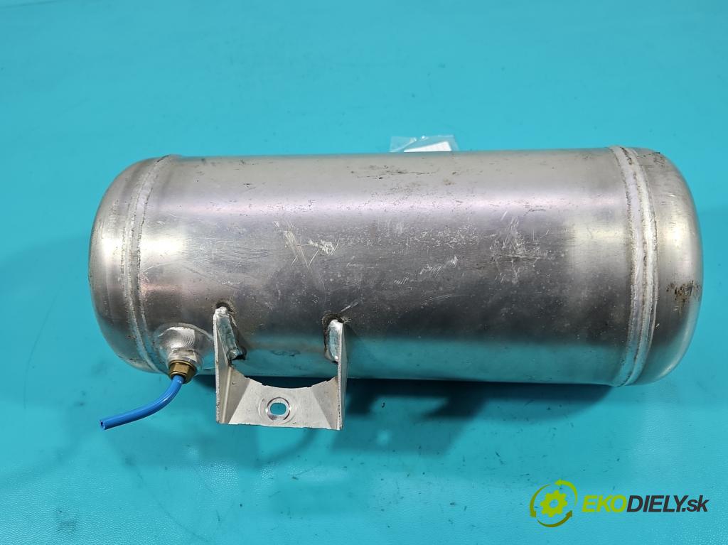 Porsche Cayenne I 2002-2010 4.5 V8 340KM: automatic 250 kW 4511 cm3 5- Nádrž: vzduchu 7L0616202A (Obal vzduchového filtra)