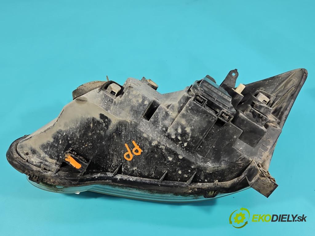 Toyota Corolla E12 2001-2009 1.4 D4D 90 HP manual 66 kW 1364 cm3 5- Reflektor: pravý 212-11H6R-LHD (Svetlo predné pravé)