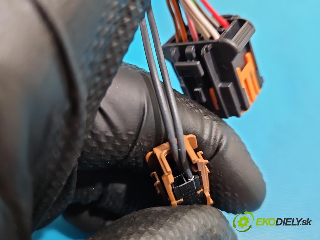 Peugeot 308 II 2013-2021 1.6 hdi 120 HP manual 88 kW 1560 cm3 5- zrkadlo pravé 98088637XT (Kľučka dverí ostatné)