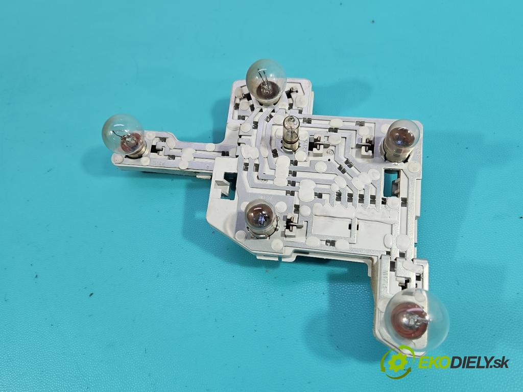 Ford Mondeo Mk3 2000-2007 2.0 16V 145 HP manual 107 kW 1999 cm3 4- svetlo / reflektor zadné pravé  (Kľučka dverí ostatné)