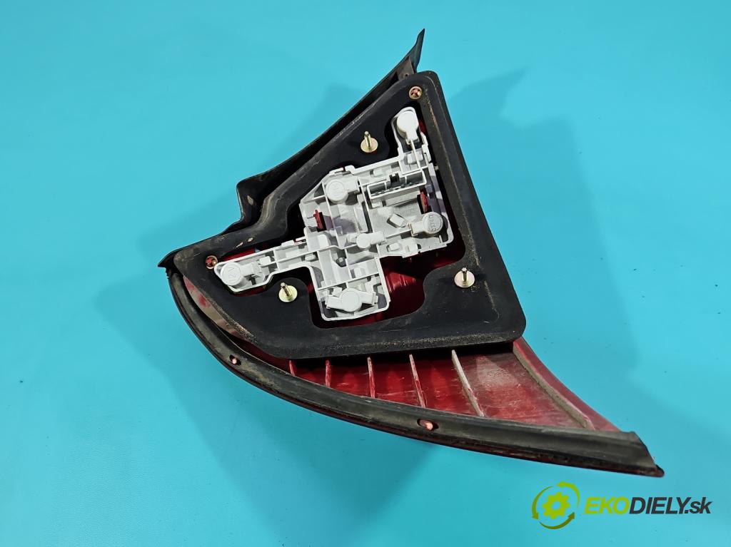 Ford Mondeo Mk3 2000-2007 2.0 16V 145 HP manual 107 kW 1999 cm3 4- svetlo / reflektor zadné pravé  (Kľučka dverí ostatné)