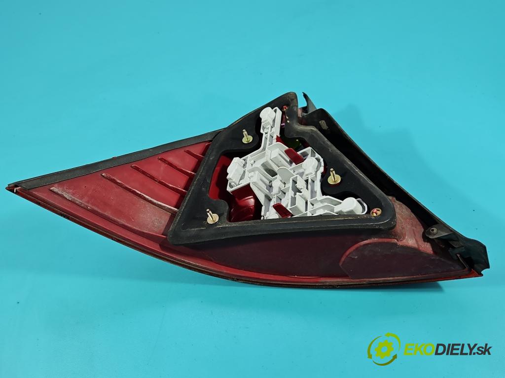 Ford Mondeo Mk3 2000-2007 2.0 16V 145 HP manual 107 kW 1999 cm3 4- svetlo / reflektor zadné pravé  (Kľučka dverí ostatné)