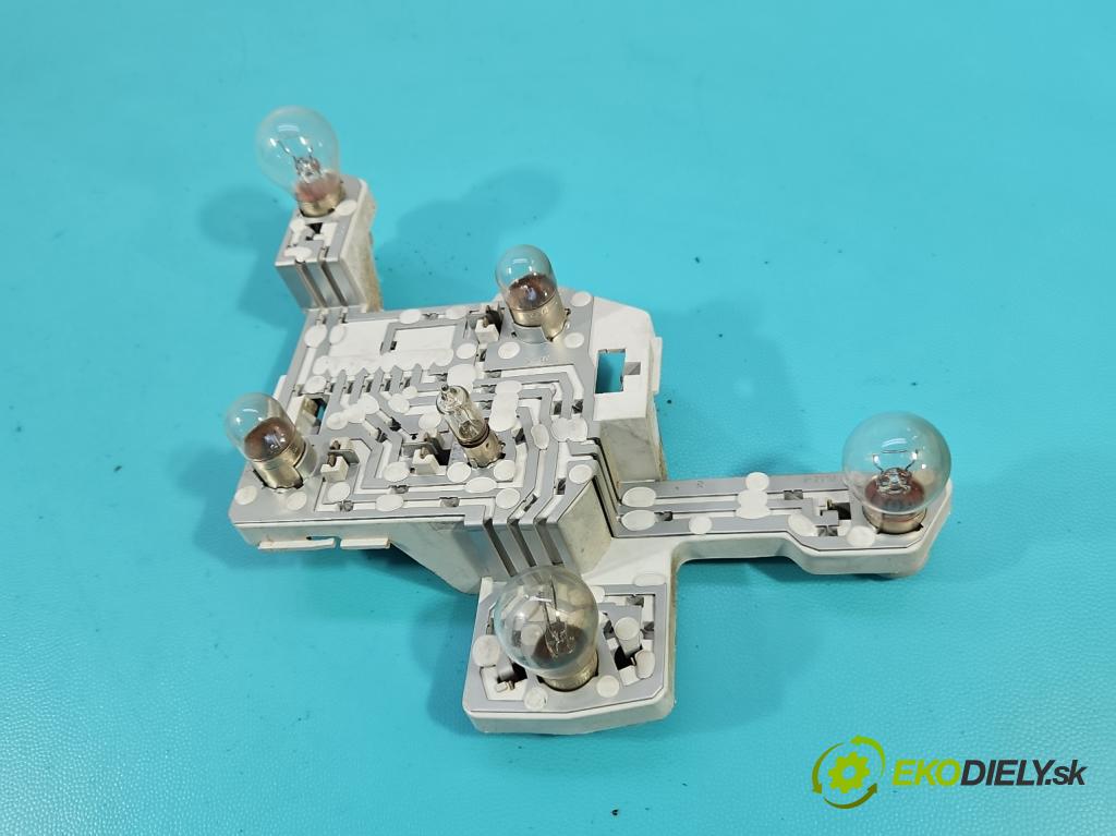 Ford Mondeo Mk3 2000-2007 2.0 16V 145 HP manual 107 kW 1999 cm3 4- svetlo / reflektor zadné pravé  (Kľučka dverí ostatné)