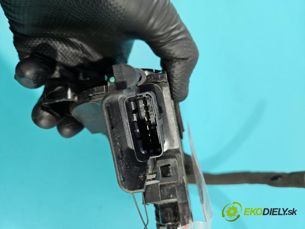 Renault Fluence 1.6 16V 110 HP manual 81 kW 1598 cm3 4- zámok zadné ľavý 825030019R