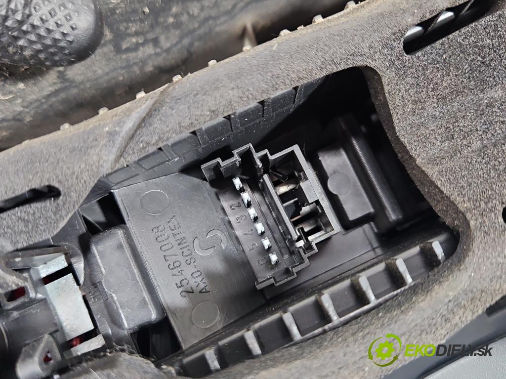 Renault Trafic II 2001-2014 1.9 dci 109 hp manual 80 kW 1870 cm3 5- světlo zadní pravé  (Klika dveří ostatní)