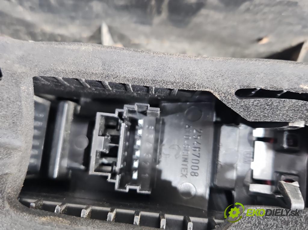 Renault Trafic II 2001-2014 1.9 dci 109 HP manual 80 kW 1870 cm3 5- svetlo / reflektor zadné ľavé  (Kľučka dverí ostatné)