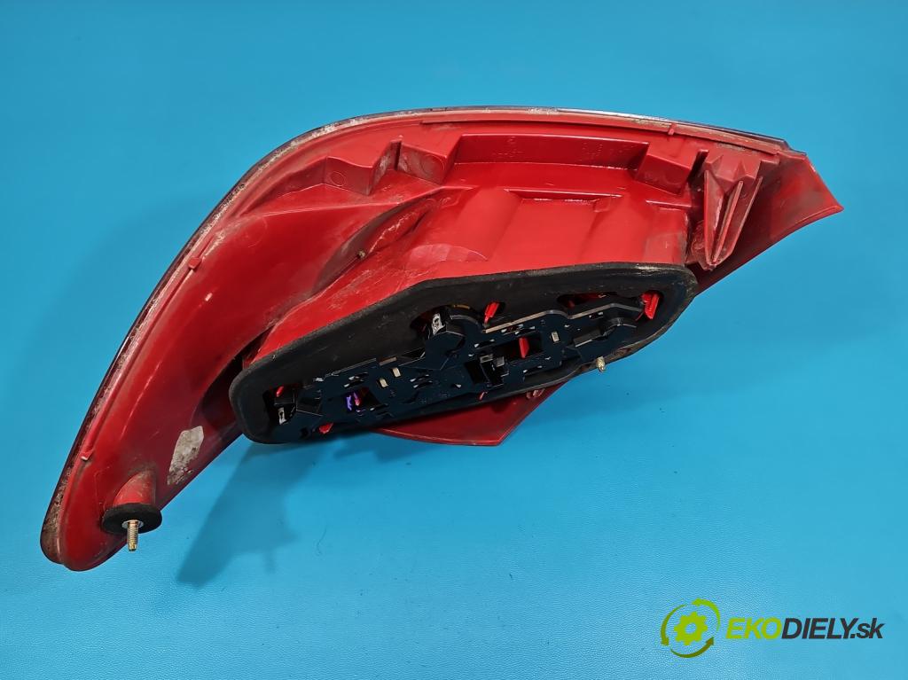 Peugeot 307 1.6 16V 109 HP manual 80 kW 1587 cm3 5- svetlo / reflektor zadné ľavé  (Kľučka dverí ostatné)