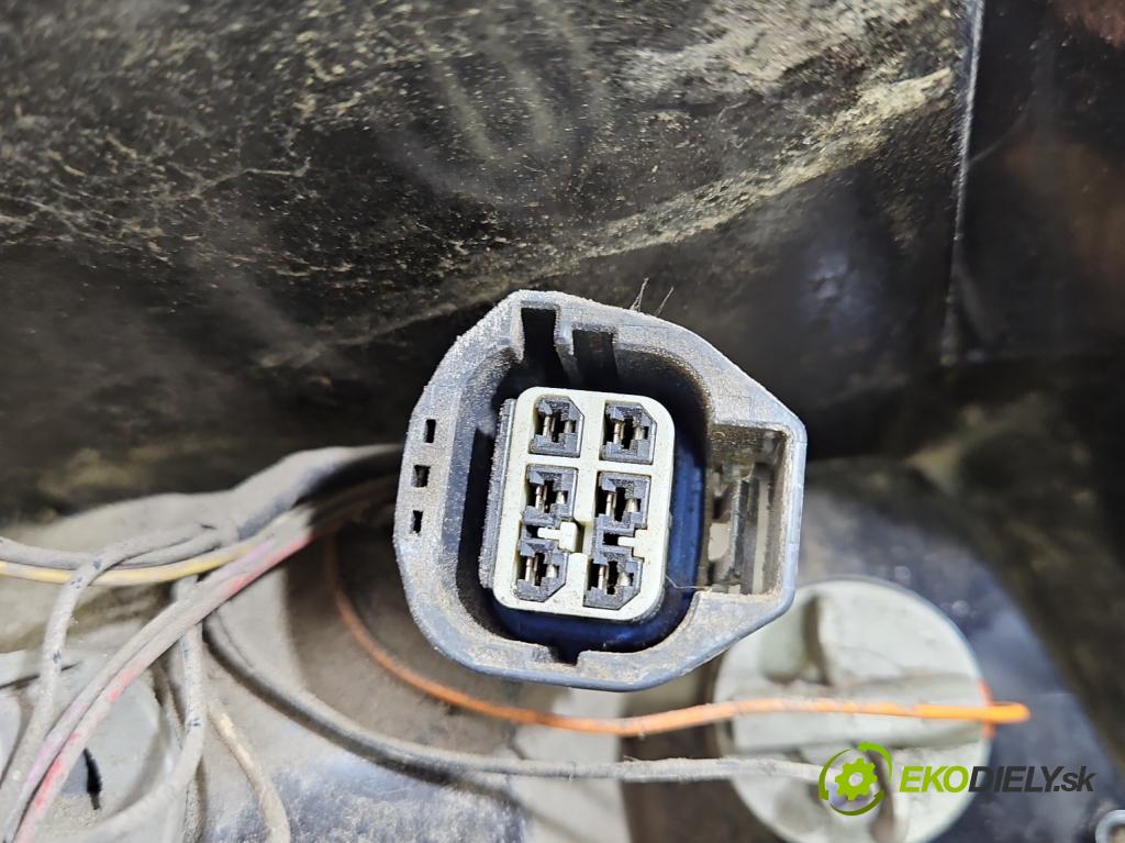 Ford Focus Mk3 2010-2018 1.6 16v IQDB: 105 hp manual 77 kW 1596 cm3 5- světlo zadní pravé  (Klika dveří ostatní)