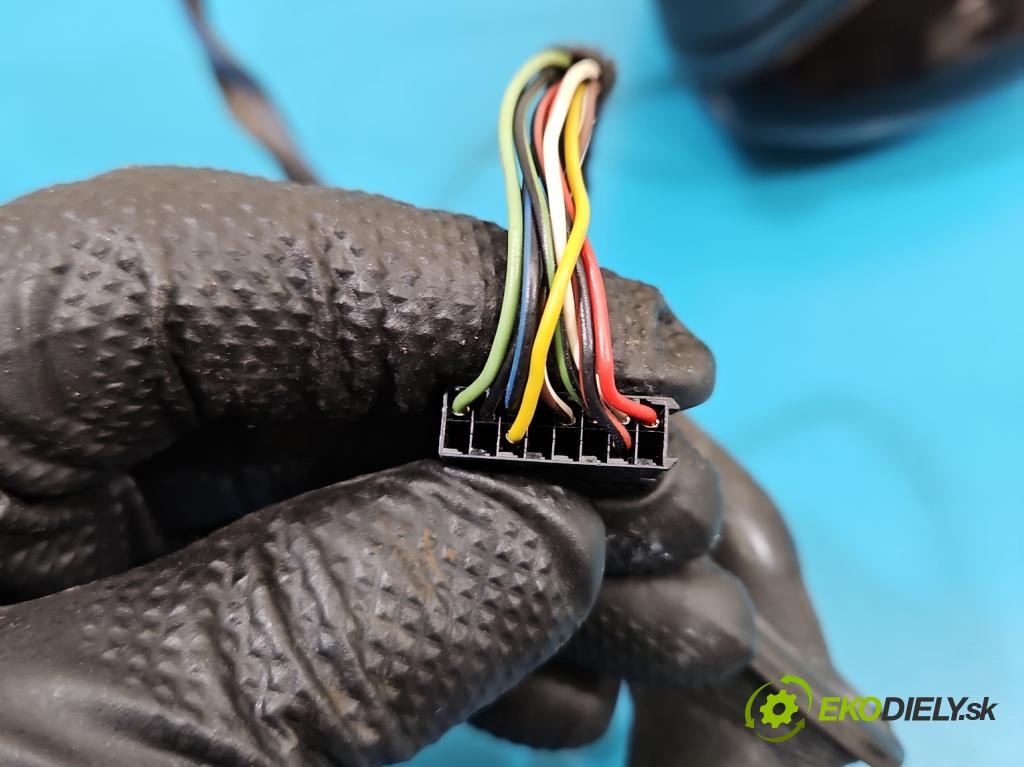 Vw Passat B8 2014 - 2.0 TDI 150 hp automatic 110 kW 1968 cm3 5- zpětné zrcátko levé  (Klika dveří ostatní)