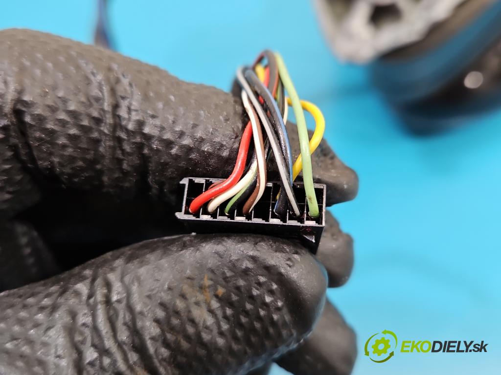 Vw Passat B8 2014 - 2.0 TDI 150 hp automatic 110 kW 1968 cm3 5- zpětné zrcátko levé  (Klika dveří ostatní)