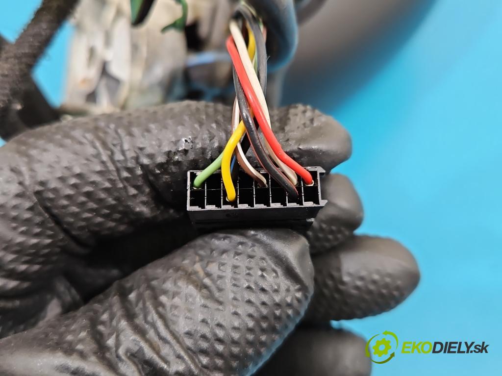 Vw Passat B8 2014 - 2.0 TDI 150 HP automatic 110 kW 1968 cm3 5- zrkadlo pravé  (Kľučka dverí ostatné)