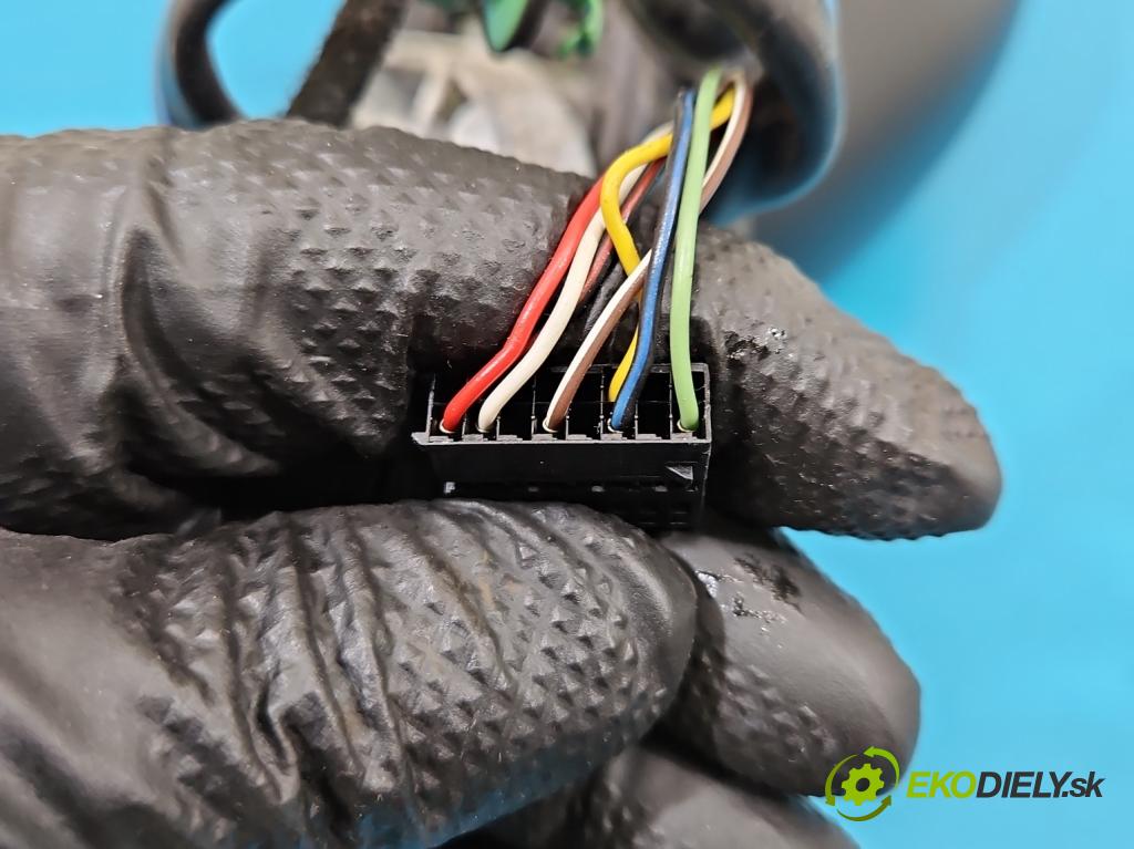 Vw Passat B8 2014 - 2.0 TDI 150 HP automatic 110 kW 1968 cm3 5- zrkadlo pravé  (Kľučka dverí ostatné)