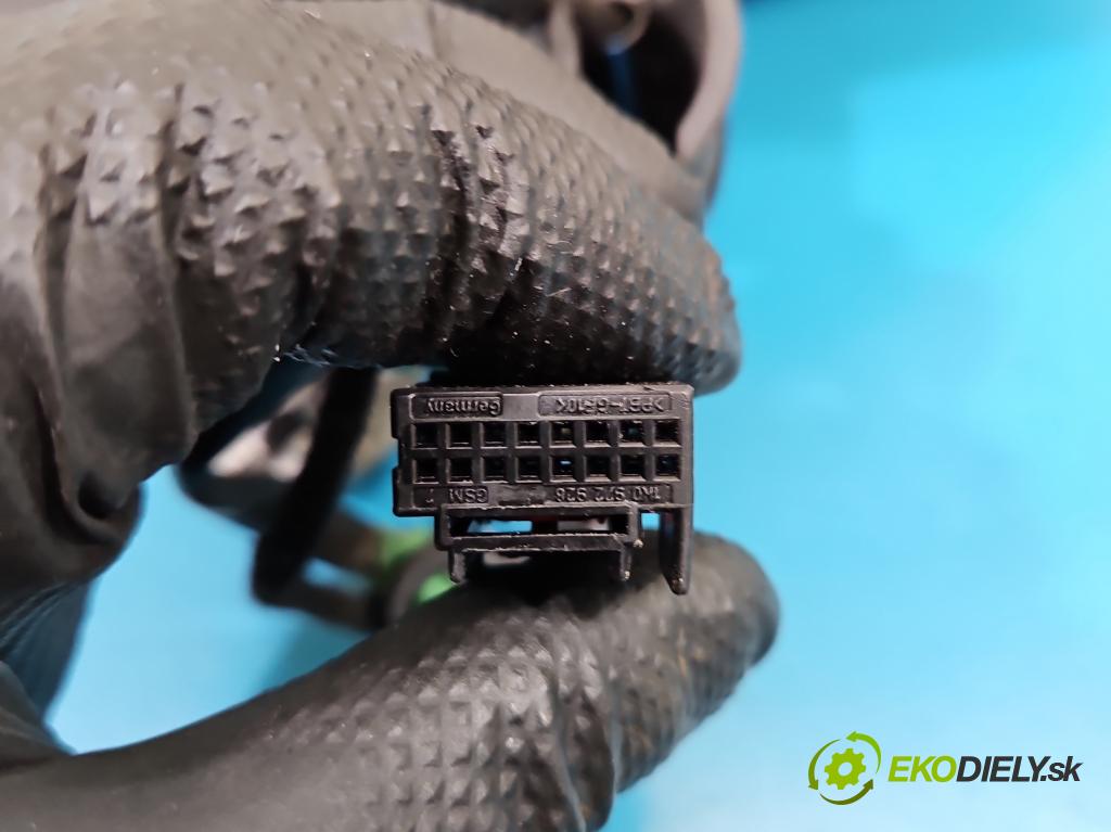 Vw Passat B8 2014 - 2.0 TDI 150 HP automatic 110 kW 1968 cm3 5- zrkadlo pravé  (Kľučka dverí ostatné)