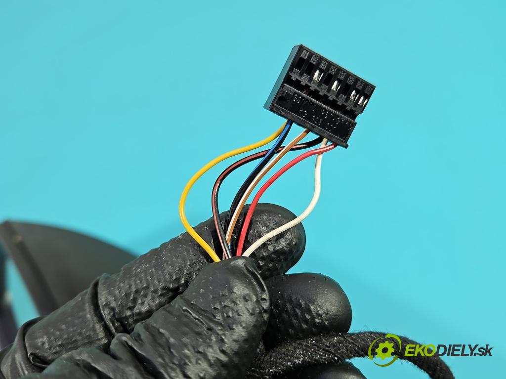 Skoda Octavia III 2013- 1.4 tsi 140 HP manual 103 kW 1395 cm3 5- zrkadlo pravé  (Kľučka dverí ostatné)